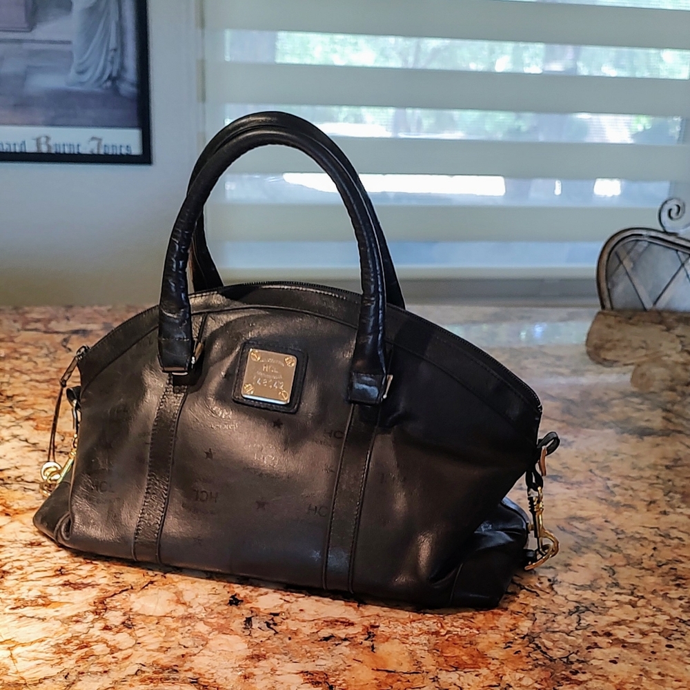 HCL Black Signature Leather Tote with Gold tone Hardware. Preowned, VG cond.